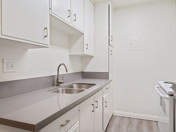 3rd image of 3726 W 102nd St #17759101