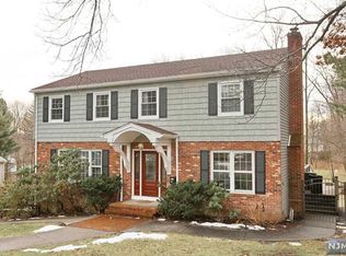 11 Lakeview Ave, Park Ridge, NJ 07656