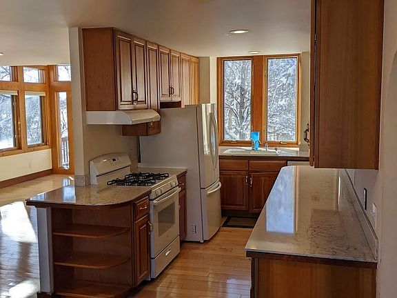 5th image of 2290 Emerald Rd