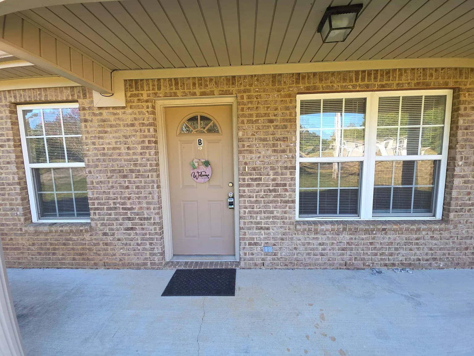 136 Riverside Drive - B — Photo 2