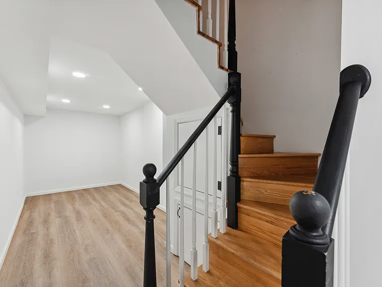 306 L St SE — Photo 11