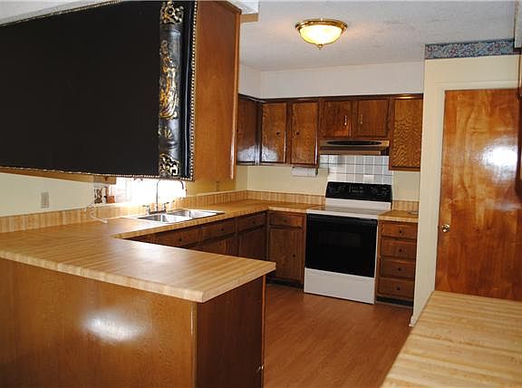 4th image of 135 Lake Point Dr