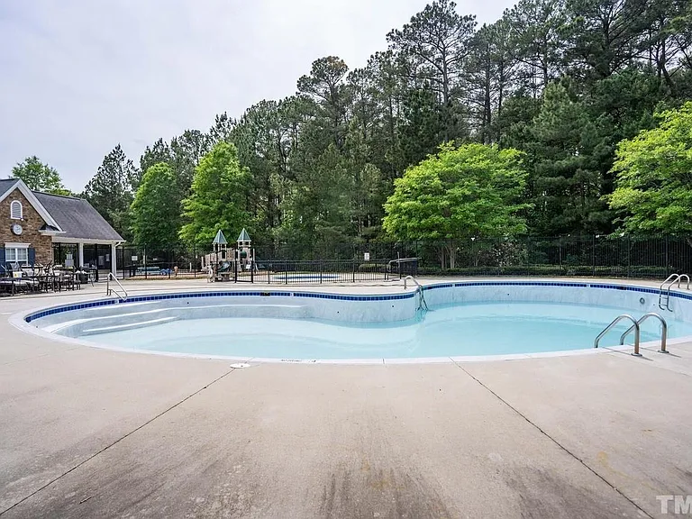 2438 Baslow Dr — Photo 25