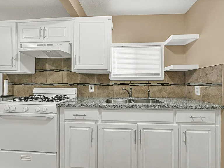 305 N Live Oak St — Photo 7