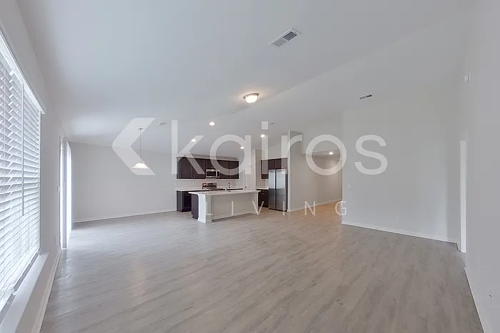 3 bed, 2.0 bath, 1733 sqft, $1,995 — Photo 2