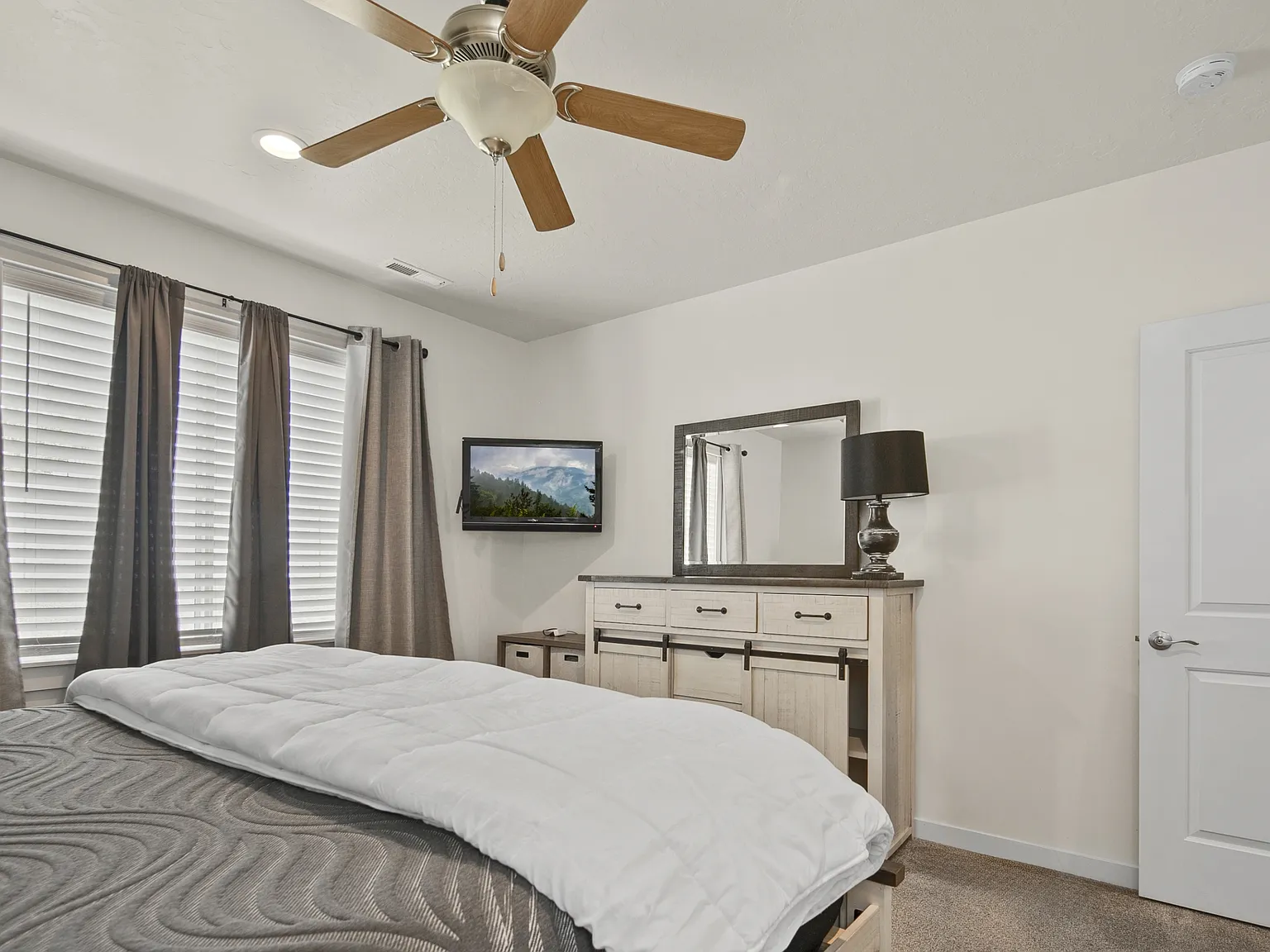 6218 West Los Flores Drive - 1 — Photo 2