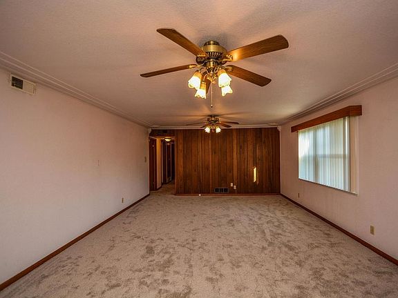 3rd image of 405 Curran Ave