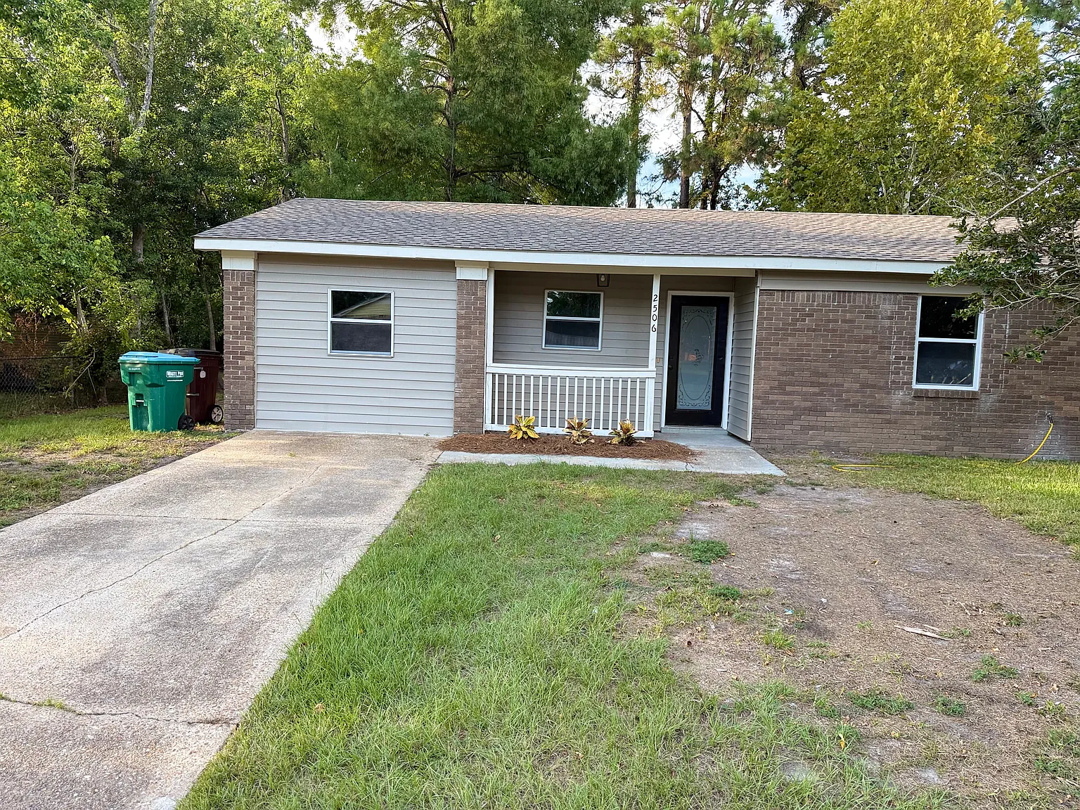 3 bed, 1.5 bath, 1400 sqft, $1,600 — Photo 2