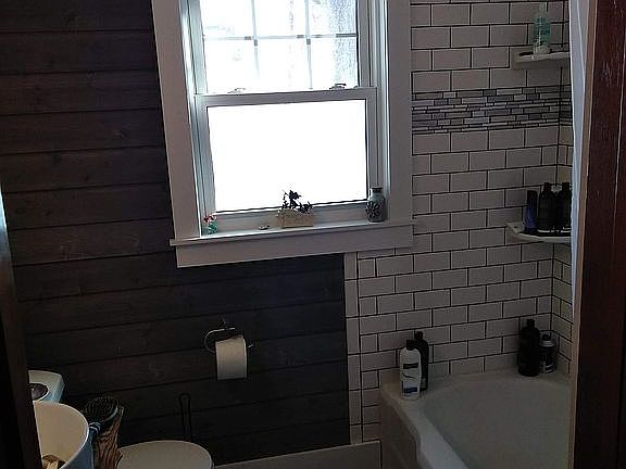 3rd image of 1005 W Lincoln Ave