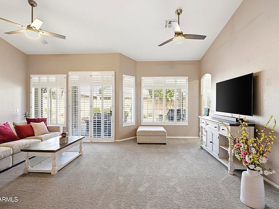 5th image of 318 W El Freda Rd