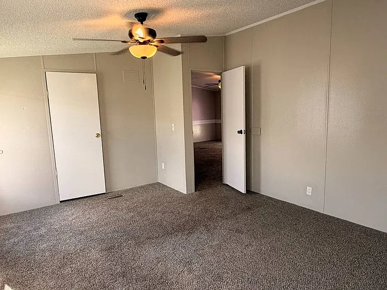 2112 Colonial Dr — Photo 7