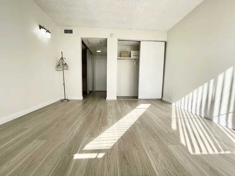 Occidental Towers Apartments — Photo 90