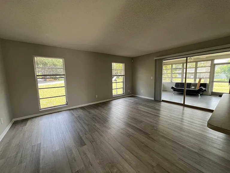 1920 W Lakeview Blvd #1 — Photo 3