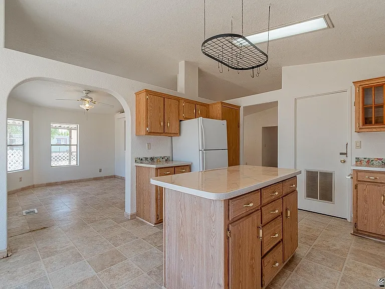 12546 S Cortez Ave — Photo 9