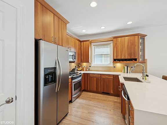 3rd image of 1257 W Carmen Ave APT 1S