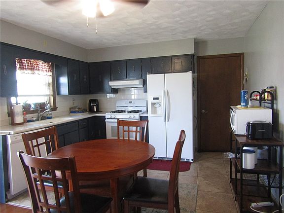3rd image of 1539 Hyndman St