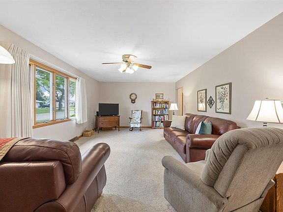 4th image of 300 Southhaven Dr