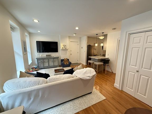 4th image of 8 Battery St APT 4