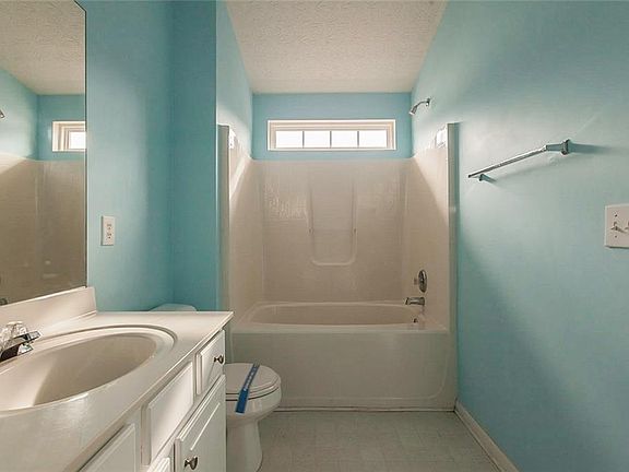 4th image of 120 Weatherstone Square Dr