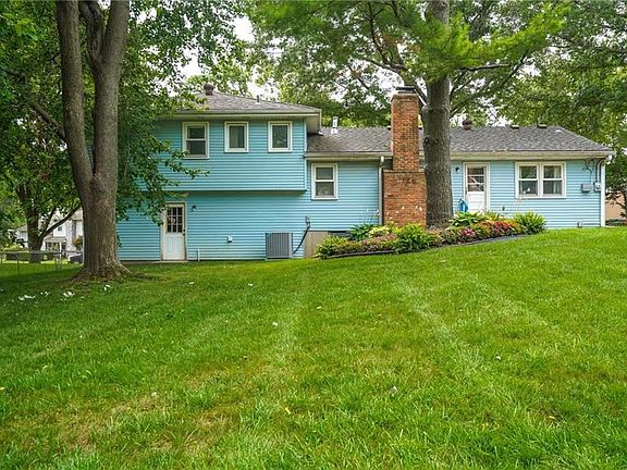 3rd image of 8408 W 90th St