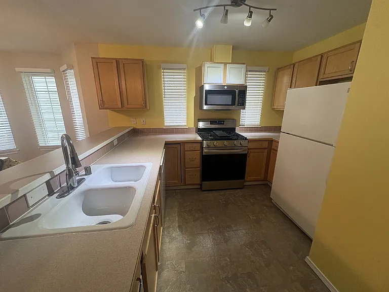 12549 Roosevelt Way NE #4 — Photo 11