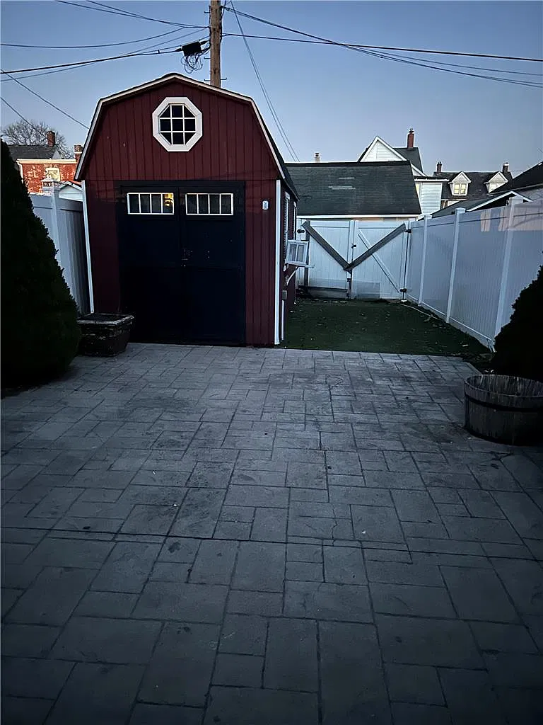 3 bed, 1.0 bath, 2006 sqft, $2,000 — Photo 2