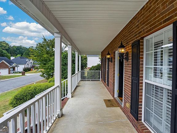 2nd image of 527 Sugarloaf Dr