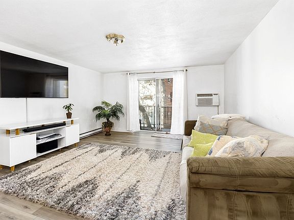 3rd image of 65 Greentree Ln APT 33