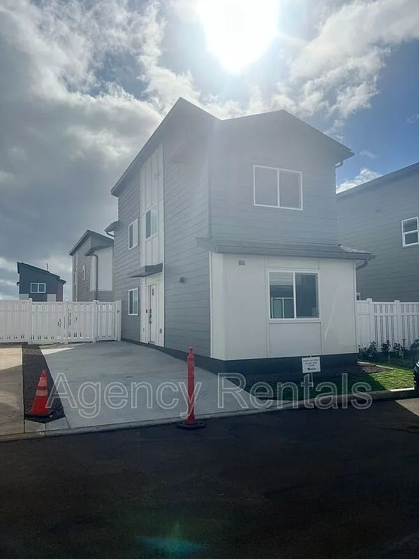3 bed, 2.0 bath, 997 sqft, $3,500 — Photo 1