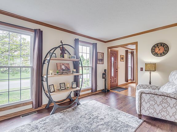 Front livingroom/bonus room