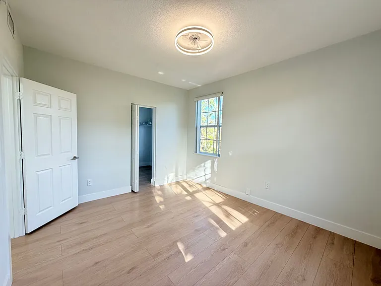 Valencia Apartments — Photo 17