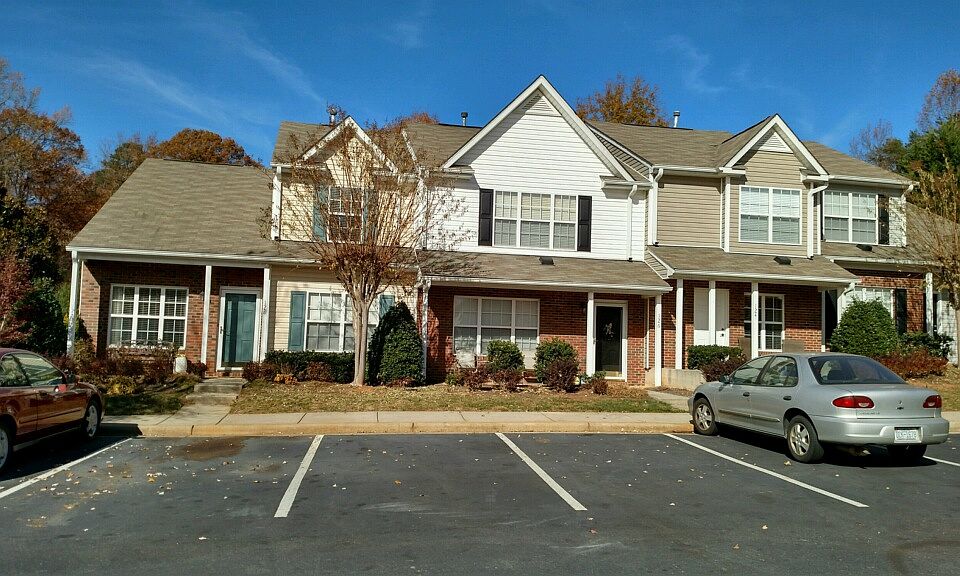 2nd image of 128 Tannenbaum Cir