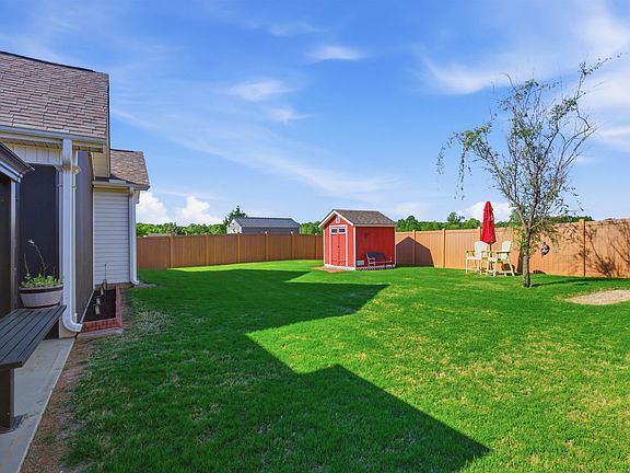 4th image of 324 Meadowpark Ln