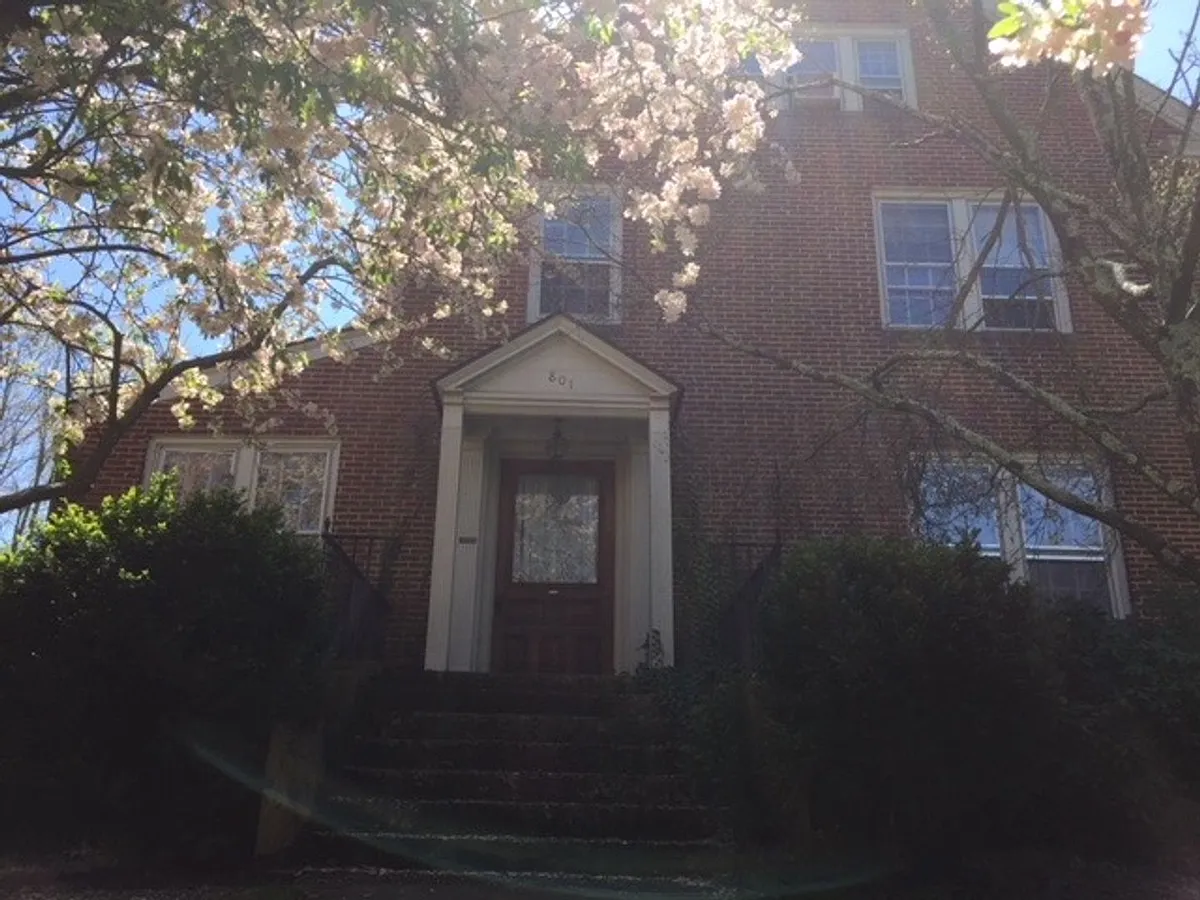 Building Photo - 801 Oak Ln