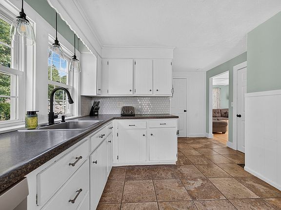 4th image of 37 Acorn St