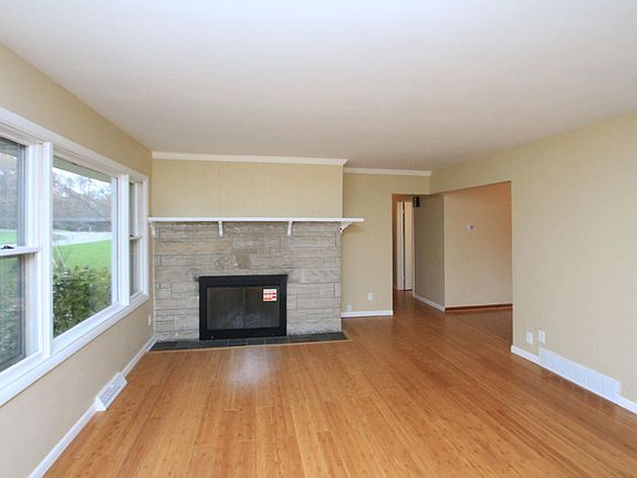 3rd image of 210 Creekside Dr