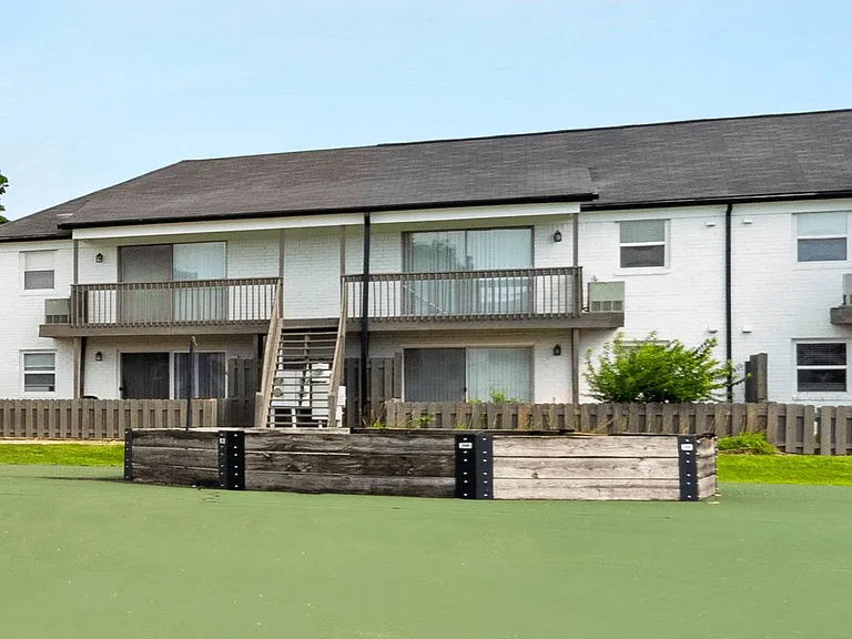 Lake Castleton Apartments — Photo 16