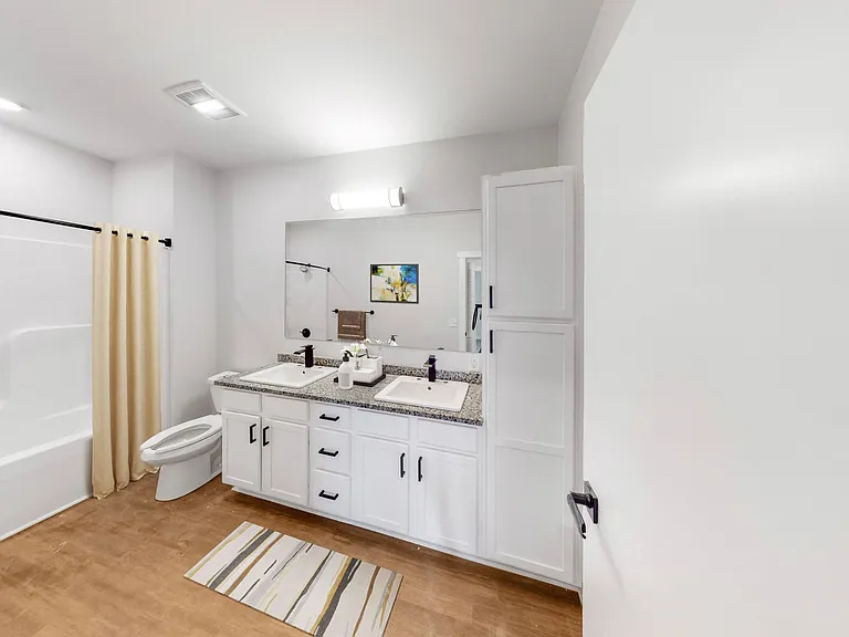 REO Gateway Apartments — Photo 12