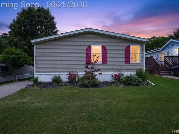 11595 Clearwater Dr, Fenton, MI 48430