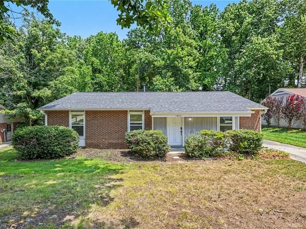 1605 Stoneybrook Dr, High Point, NC 27265