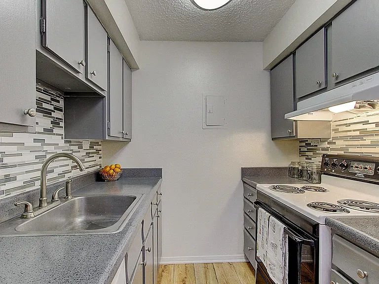 5579 S Windermere St — Photo 4