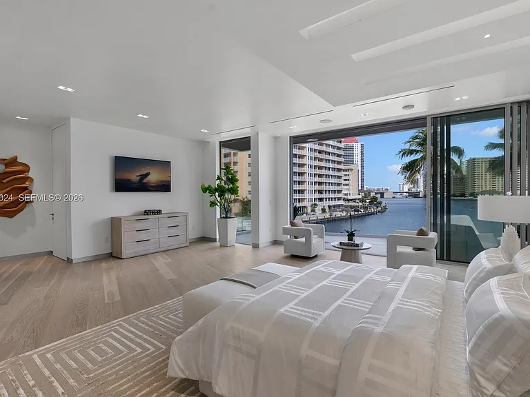 501 Palm Dr — Photo 38