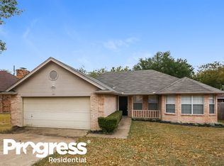 1121 N Brookside Dr, Cedar Hill, TX 75104