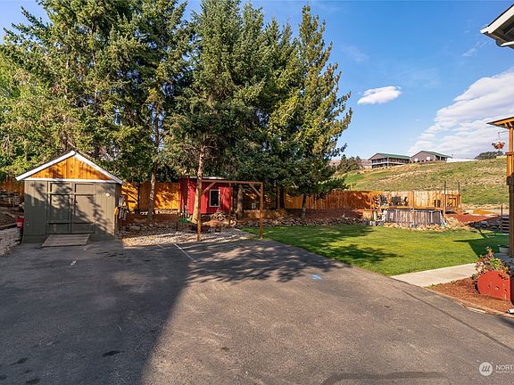 3rd image of 2531 8th Street NE
