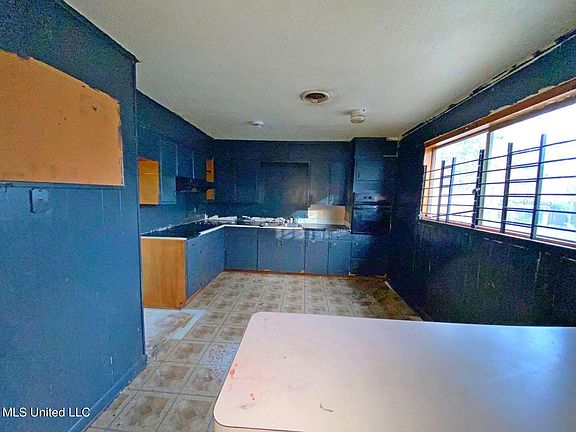 3rd image of 589 Heatherwood Dr