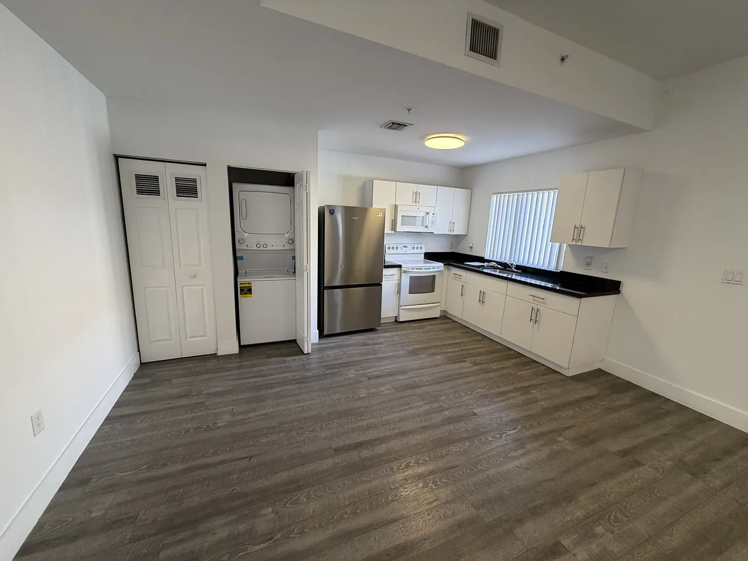 2 bed, 870 sqft, $2,400 — Photo 2