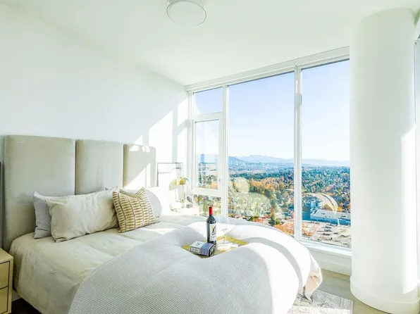 4988 Bennett St #1406, Burnaby, BC V5H 2G9