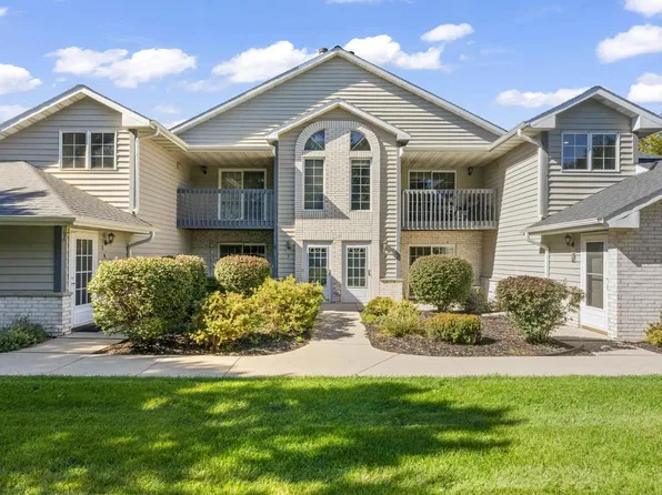 W240N2566 E Parkway Meadow CIRCLE #5, Pewaukee, WI 53072
