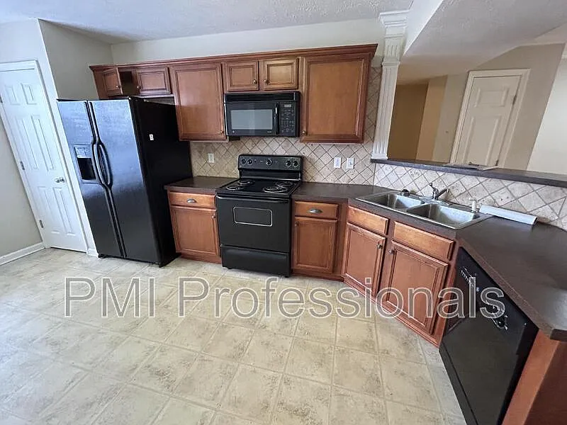3 bed, 2.5 bath, 1360 sqft, $1,699 — Photo 4