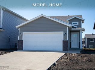 6729 Meadow View Dr S, Fargo, ND 58104